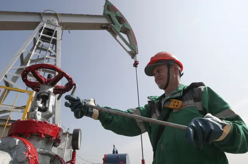 OPEC+ nhất trí cắt giảm sản lượng, giá dầu bật tăng