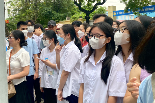 Thi vào lớp 10 tại Hà Nội: Sĩ tử hồi hộp, lo lắng khi đến làm thủ tục dự thi