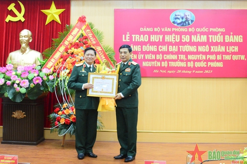 Trao tặng Huy hiệu 50 năm tuổi Đảng cho Đại tướng Ngô Xuân Lịch