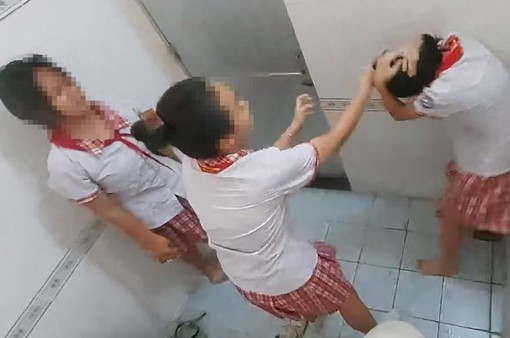 TP Hồ Chí Minh: Nhóm nữ sinh THCS hút thuốc, đánh bạn trong toilet