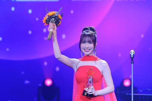 Giải Cống hiến 2024: "À lôi" là Bài hát của năm, Đen và Hòa Minzy là Nam, nữ ca sỹ của năm
