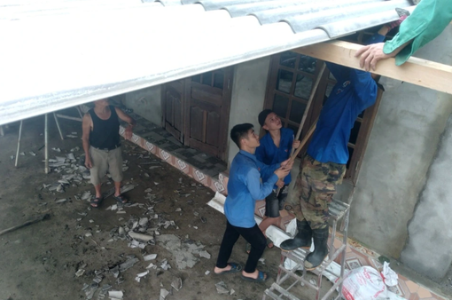 Lốc xoáy thổi tốc mái hàng chục nhà dân, trường học ở Hà Tĩnh