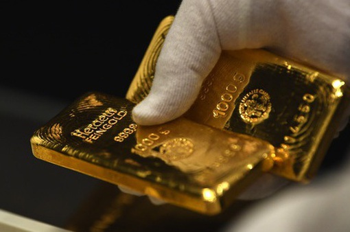 Giá vàng tăng vọt, người dân Mỹ đổ xô đi bán vàng