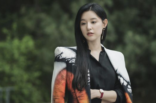 Kim Ji Won mặc 82 bộ trang phục trong 8 tập phim "Nữ hoàng nước mắt"