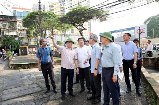 Bí thư Thành ủy Hà Nội: Hoàn thành di dời dân khỏi chung cư nguy hiểm trong tháng 4