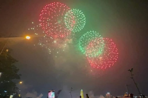 Pháo hoa rực sáng trời đêm Phú Thọ dịp Lễ hội Đền Hùng 2024