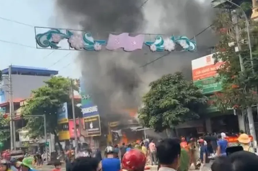 Cháy lớn tại một siêu thị ở Sơn La