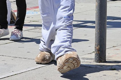 Justin Bieber đi đôi giày bông giá 3.600 USD