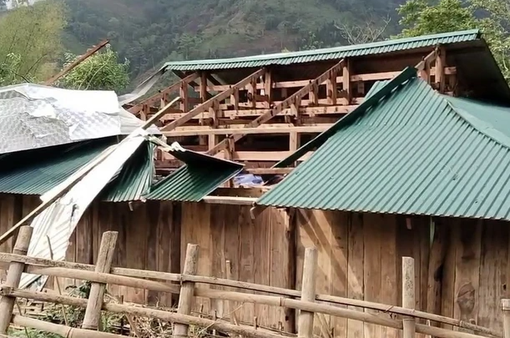 Dông lốc cuốn phăng hơn 800 mái nhà tại Cao Bằng