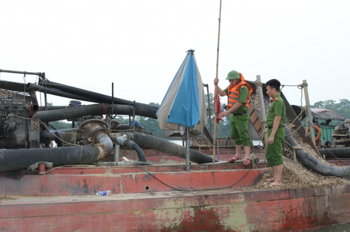Phát hiện 9 thuyền vỏ sắt khai thác cát trái phép trên sông Lam