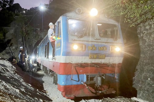 Khôi phục vận tải đường sắt sau khi khắc phục sự cố hầm Bãi Gió