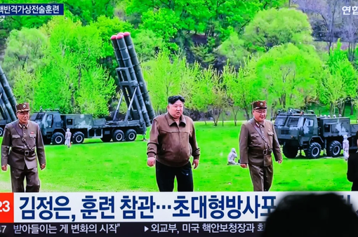 Nhà lãnh đạo Triều Tiên Kim Jong Un thị sát thử nghiệm hệ thống tên lửa mới
