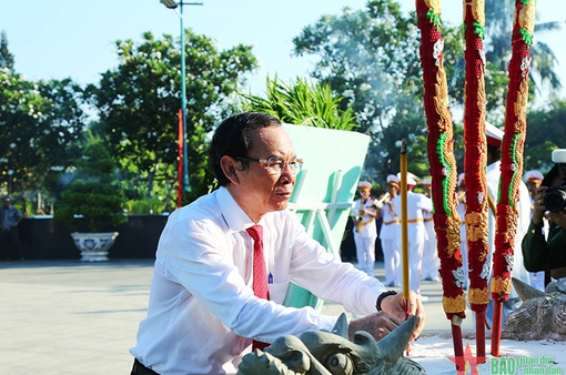 Lãnh đạo TP Hồ Chí Minh dâng hương tưởng niệm các anh hùng liệt sĩ