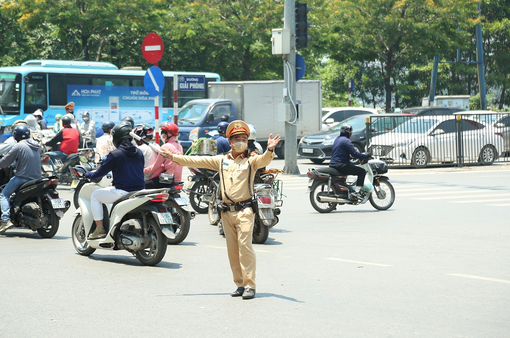 Hà Nội nắng nóng đỉnh điểm, cảnh sát giao thông bám đường phân luồng