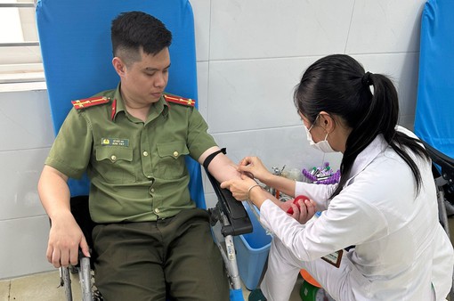 Chiến sĩ công an hiến máu cứu bệnh nhân qua cơn nguy kịch