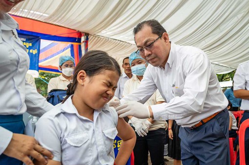 Campuchia: Chiến dịch tiêm phòng ung thư cổ tử cung miễn phí giúp bảo vệ tương lai cho thế hệ trẻ