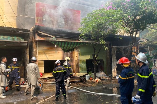 Cháy ki ốt bán đồ ăn trên đường Phạm Văn Đồng (Hà Nội)