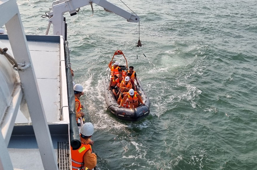 Cứu hộ 10 thuyền viên gặp nạn tại vùng biển cửa Ba Lạt, Nam Định