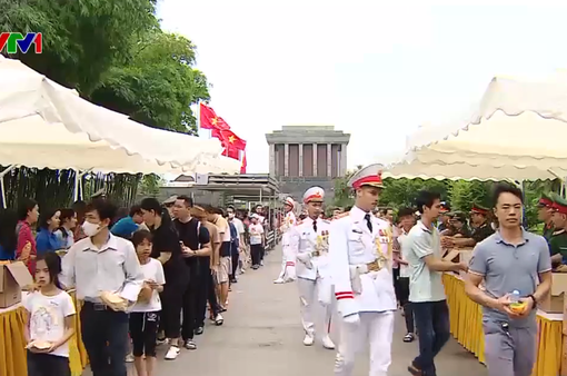 Hàng nghìn người vào Lăng viếng Chủ tịch Hồ Chí Minh
