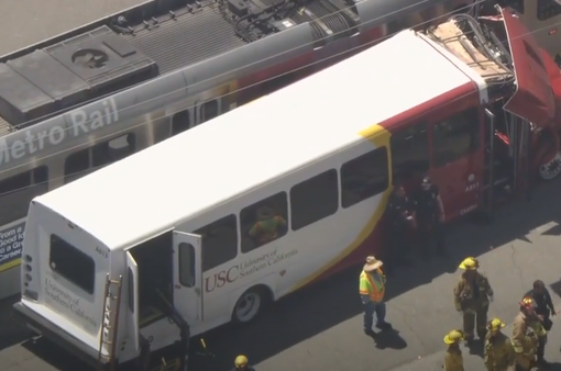 Va chạm giữa tàu điện và xe bus ở Mỹ, ít nhất 55 người bị thương