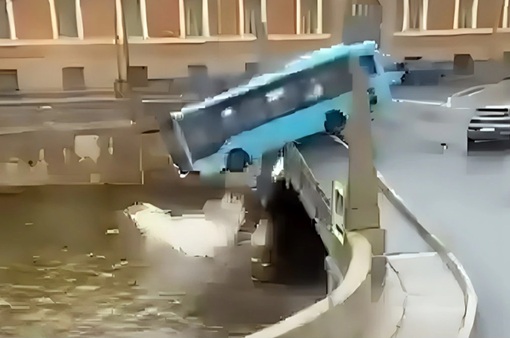 Xe bus rơi xuống sông tại Nga, ít nhất 3 người thiệt mạng