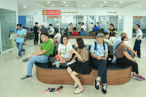 Đông nghẹt người tại 2 điểm cấp đổi bằng lái xe ở Hà Nội