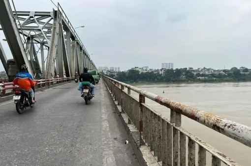 Cảnh sát giao thông Hà Nội kịp thời ngăn người phụ nữ định nhảy cầu tự tử