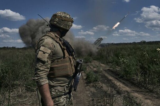 Mỹ thêm gói viện trợ quân sự 400 triệu USD có giúp Ukraine xoay chuyển tình thế?