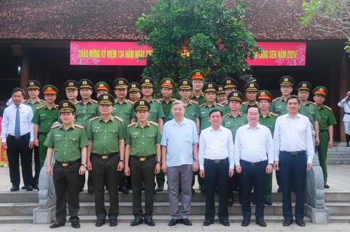 Bộ Công an dâng hoa, dâng hương tưởng niệm Chủ tịch Hồ Chí Minh