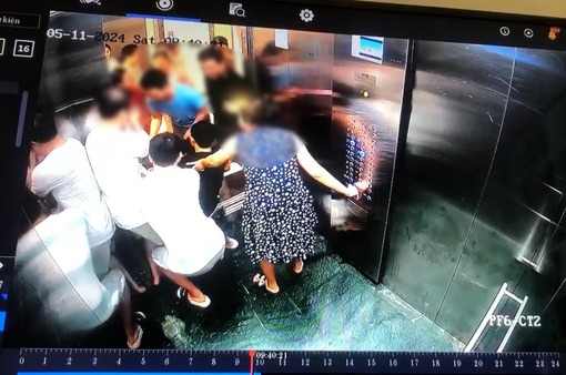 Em bé ở Hà Nội bị kẹp tay vào cửa thang máy chung cư