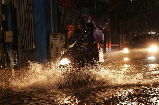 Hà Nội mưa lớn dồn dập gây ngập nhiều tuyến phố