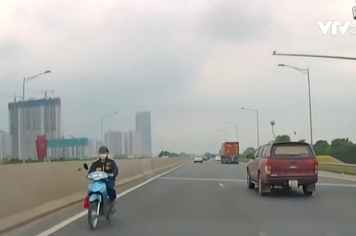 Xe máy phóng nhanh ngược chiều trên cao tốc Hà Nội - Hải Phòng