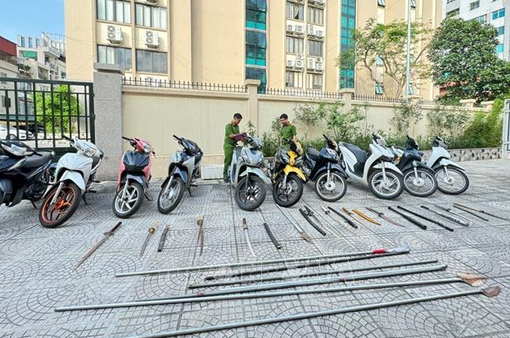 26 thanh, thiếu niên mang hung khí gây náo loạn đường phố Hà Nội