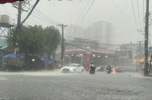 Nhiều tuyến phố tại TP Hồ Chí Minh ngập sâu sau mưa lớn