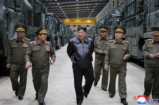 Lãnh đạo Triều Tiên Kim Jong-un thị sát hệ thống tên lửa chiến thuật