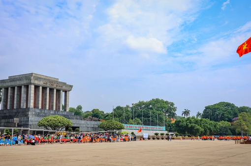 Đông đảo người dân xếp hàng vào Lăng viếng Chủ tịch Hồ Chí Minh