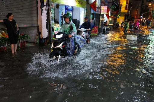 Mưa lớn gây ngập úng cục bộ tại Hà Nội
