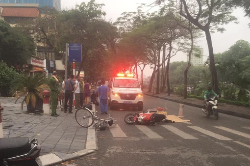 Hà Nội: Va chạm xe máy với xe đạp làm 1 người tử vong