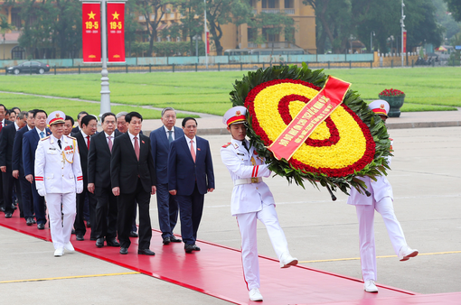 Lãnh đạo Đảng, Nhà nước và các đại biểu Quốc hội vào Lăng viếng Chủ tịch Hồ Chí Minh