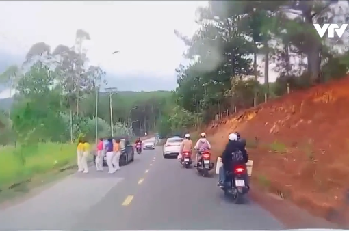 Nguy hiểm khi dừng xe giữa đường chụp ảnh