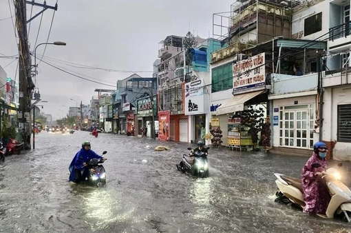 Đường ngập sâu sau mưa lớn ở TP Hồ Chí Minh, người dân chật vật di chuyển