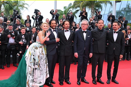 Hàng loạt tình tiết nhạy cảm, gây sốc khiến phim về thời tuổi trẻ của cựu Tổng thống Donald Trump gây chia rẽ LHP Cannes