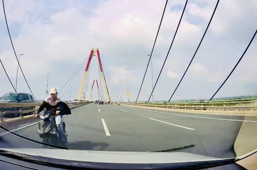 Khởi tố nam thanh niên uống rượu điều khiển xe máy đi ngược chiều trên cầu Nhật Tân