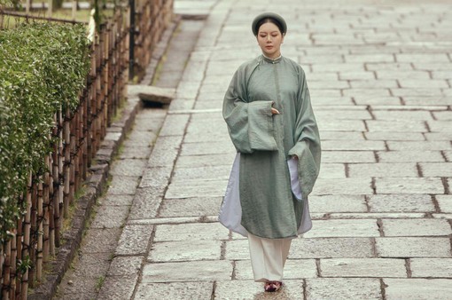 Đinh Hiền Anh mặc áo dài thập niên cũ khoe dáng ở Kyoto