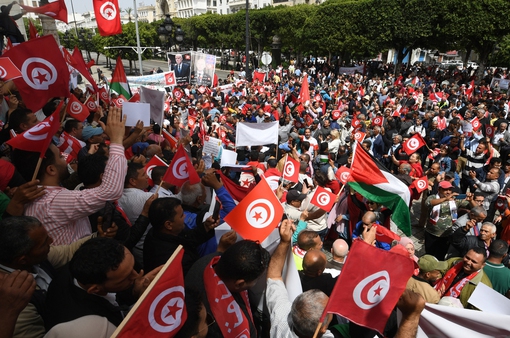 Đám đông biểu tình ủng hộ Tổng thống Saied, phản đối sự can thiệp của nước ngoài tại Tunisia