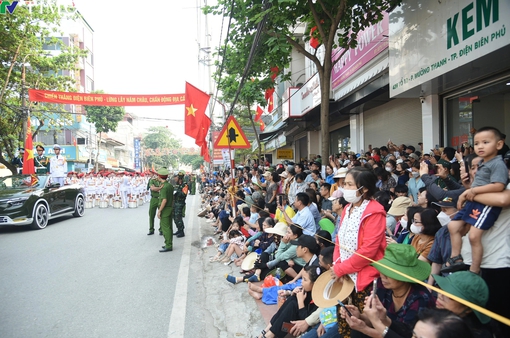 Hàng nghìn người dân Điện Biên nô nức đơi xem tổng duyệt lễ kỷ niệm 70 năm Chiến thắng Điện Biên Phủ