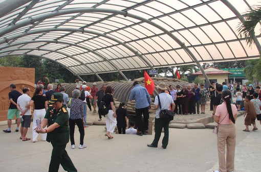 Lượng khách đổ về Điện Biên Phủ tăng mạnh
