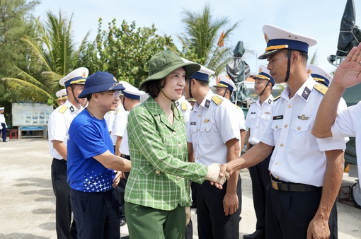 Bộ Y tế thăm và tặng quà quân, dân trên quần đảo Trường Sa và nhà giàn DK1