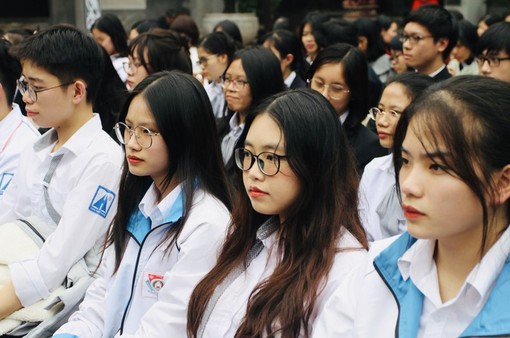 Tặng bằng khen của Bộ trưởng Bộ GD&ĐT cho gần 2.000 học sinh giỏi quốc gia