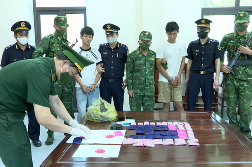Bắt 2 đối tượng vận chuyển ma túy từ Lào về Việt Nam